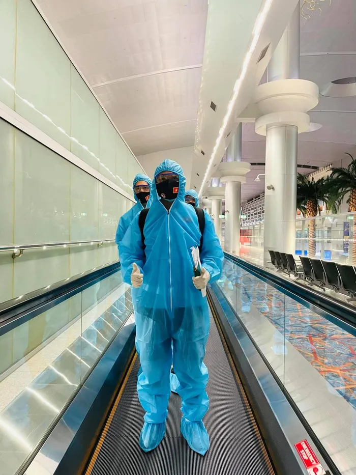 Các thành viên ĐT Việt Nam được lấy mẫu test nhanh Covid-19 sau đó nhận hành lý và di chuyển về khách sạn.