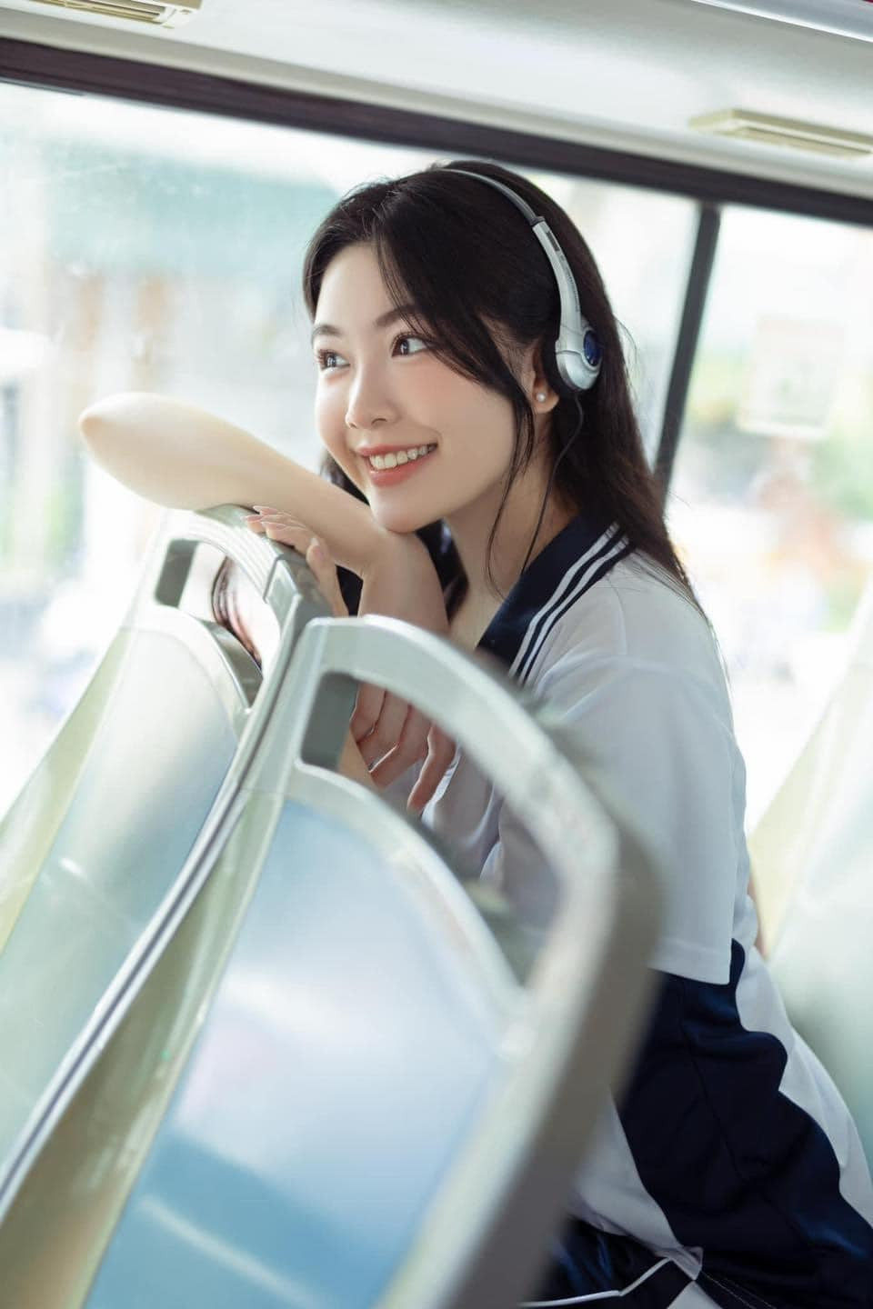 Để tôn lên sắc vóc "tiên tỷ" vốn có, Lọ Lem không lạm dụng quá nhiều son phấn. Cô bé chỉ trang điểm theo phong cách nhẹ nhàng, điểm nhấn là phần gò má ửng hồng cùng đôi căng mọng, bóng bẩy.