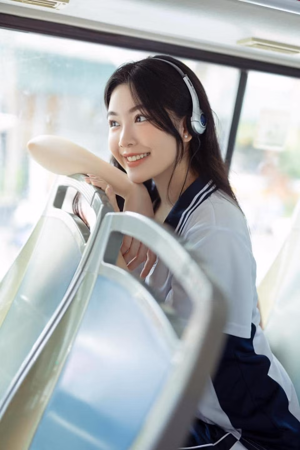 Để tôn lên sắc vóc "tiên tỷ" vốn có, Lọ Lem không lạm dụng quá nhiều son phấn. Cô bé chỉ trang điểm theo phong cách nhẹ nhàng, điểm nhấn là phần gò má ửng hồng cùng đôi căng mọng, bóng bẩy.