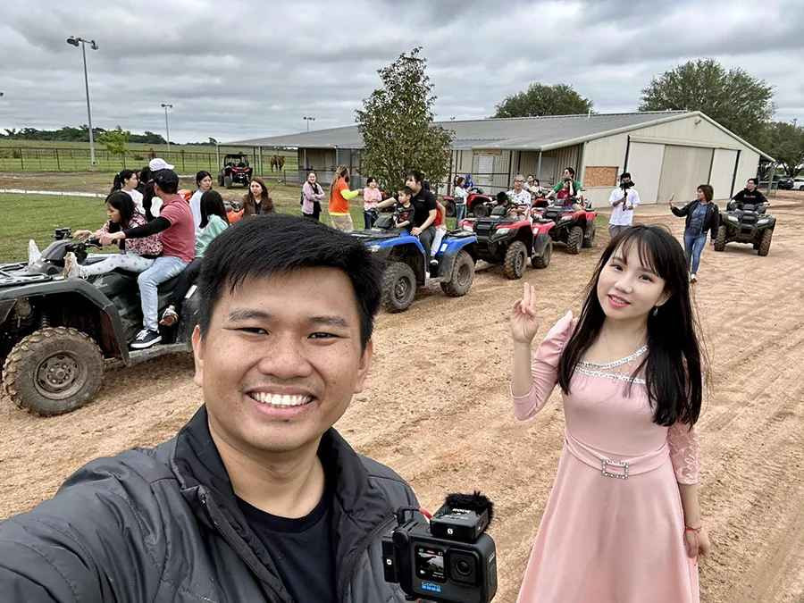 Vương Phạm cho biết, cách đây khoảng 3 năm, anh bắt đầu đi mua lại các lô đất nông nghiệp, có cơ hội phát triển thành cơ sở hạ tầng. Sau đó, anh xin giấy phép và tiến hành xây dựng cơ sở hạ tầng.