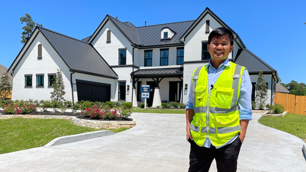 Nói về cái duyên đến với lĩnh vực buôn bất động sản, triệu phú đô la chia sẻ mẹ của anh vốn kinh doanh lĩnh vực này nên từ nhỏ Vương Phạm đã được tiếp xúc, học hỏi và có máu buôn đất.