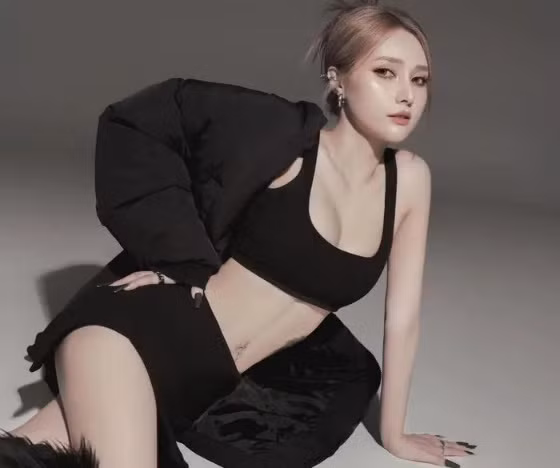 Tuy nhiên, nguyện vọng của Jenny Yến đã bị từ chối. Dù vậy Phi Yến vẫn không từ bỏ đam mê mà mày mò học.