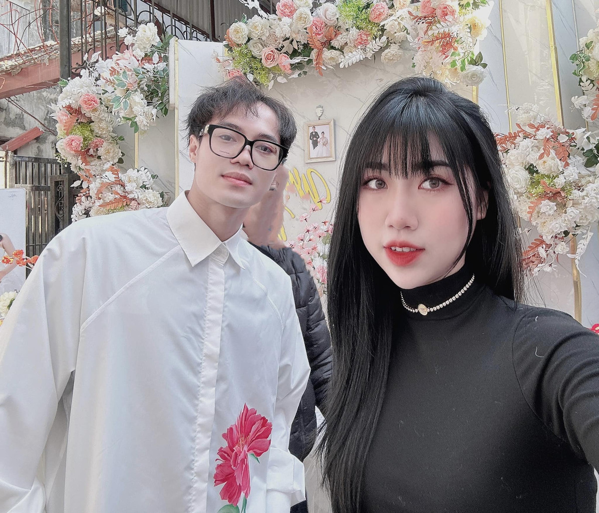 Được biết, cô gái đã đón và tặng hoa cho Văn Toàn tại sân bay chính là em gái của cầu thủ này - Nguyễn Thị Nụ.