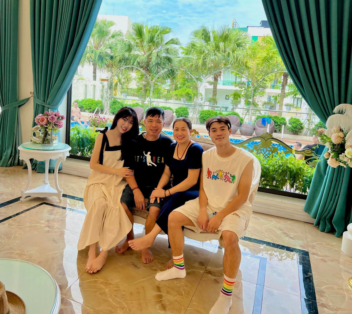 Nguyễn Thị Nụ kém anh trai 1 tuổi. Trước đây, cô gái sinh năm 1997 cũng từng gây sốt trên mạng xã hội khi xuất hiện cùng với Văn Toàn trong những bức hình chụp chung với cả gia đình.