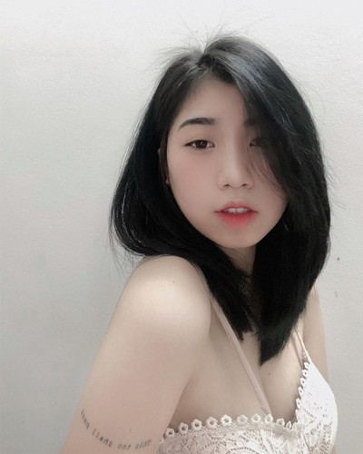 Gái xinh quê Hải Dương có mối quan hệ cực kỳ thân thiết với anh trai hơn mình một tuổi. Khi anh trai thi đấu hay gặp phải chấn thương, cô nàng cũng luôn là người bên cạnh chăm sóc, động viên và là nguồn động lực tiếp sức cho Văn Toàn vững tâm thi đấu.