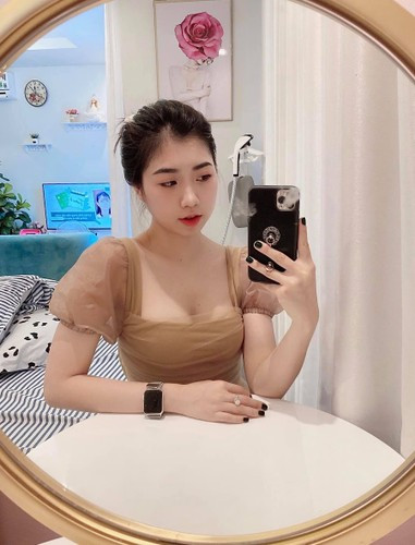 Trái lại, Văn Toàn cũng cưng chiều em gái không kém, trên trang cá nhân của mình Nguyễn Nụ thường xuyên chia sẻ những món quà đắt đỏ, xịn sò mà anh trai dành tặng.