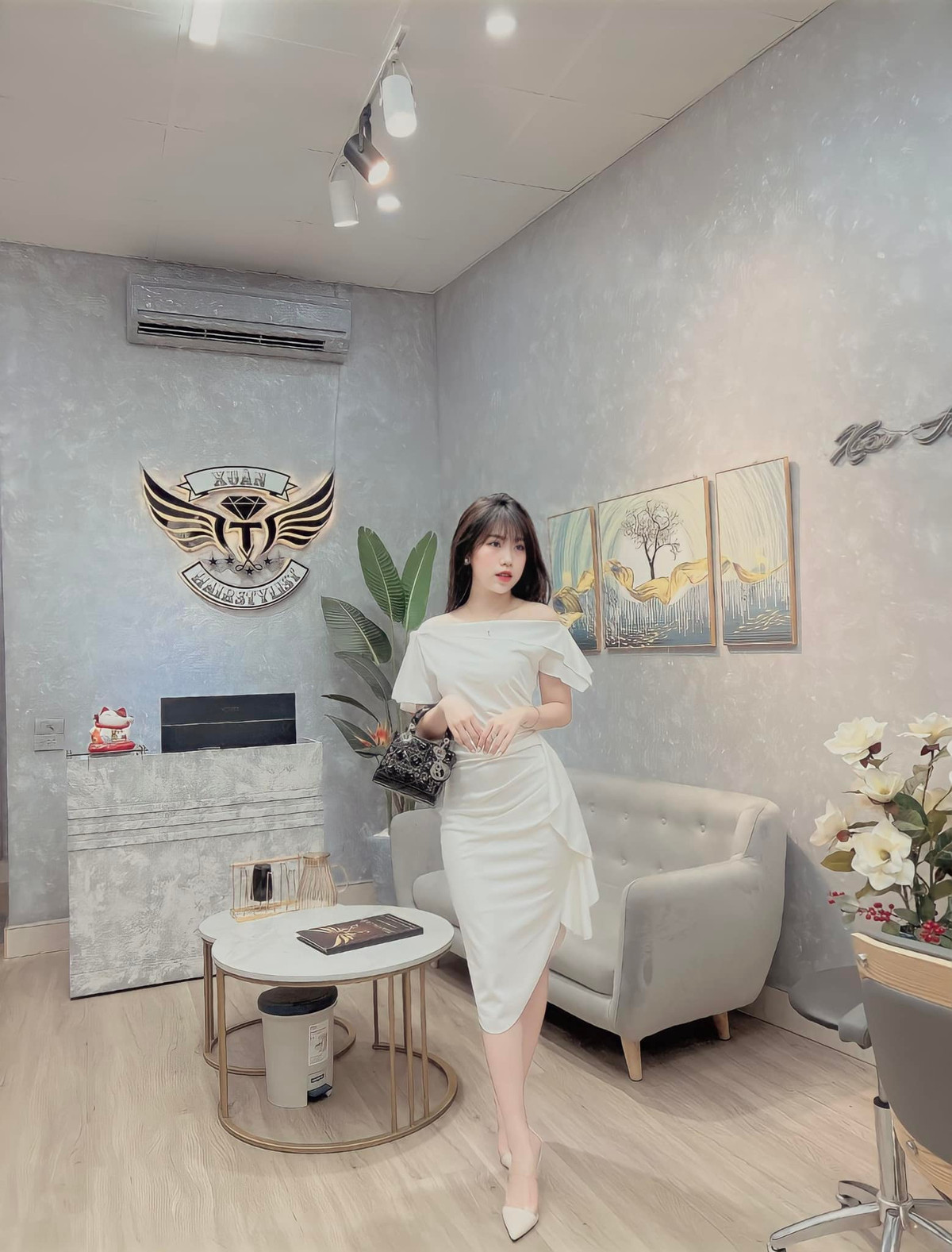 Ít ai ngờ rằng cầu thủ Nguyễn Văn Toàn lại có một cô em gái út vô cùng xinh xắn, đáng yêu. Khi không có lịch thi đấu, cả hai anh em thường xuyên gặp gỡ và tương tác thân thiết.