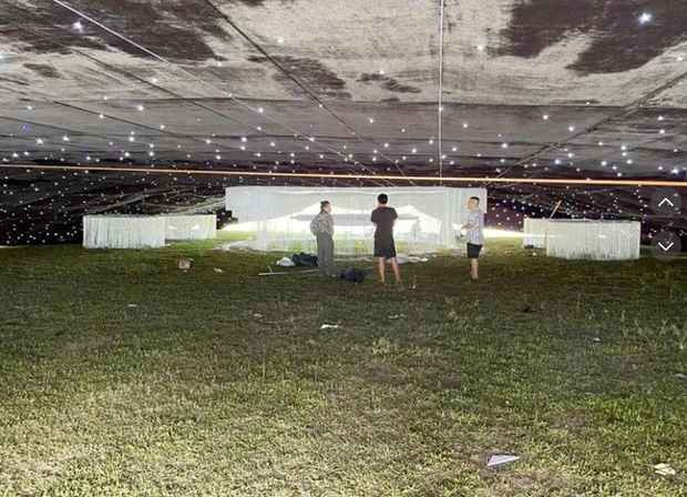 Hình ảnh bao quát phần trung tâm của không gian cưới.