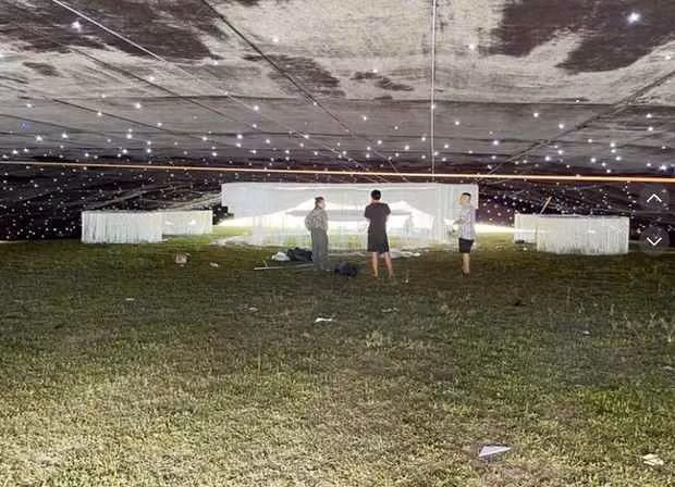 Hình ảnh bao quát phần trung tâm của không gian cưới.