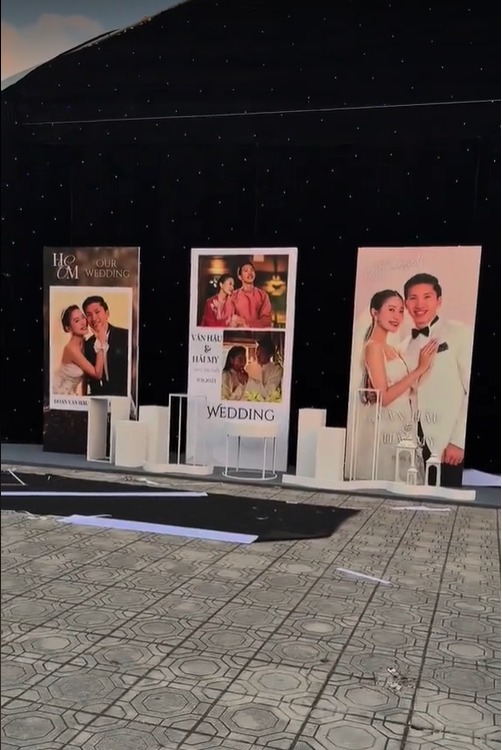 Background có in hình Đoàn Văn Hậu - Doãn Hải My được dựng lên và bên dưới là ngày diễn ra lễ cưới 11/11/2023 ở Thái Bình.