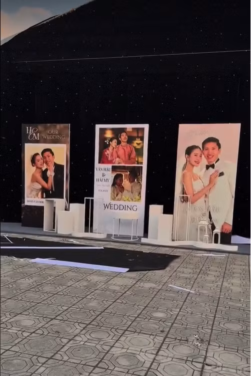 Background có in hình Đoàn Văn Hậu - Doãn Hải My được dựng lên và bên dưới là ngày diễn ra lễ cưới 11/11/2023 ở Thái Bình.