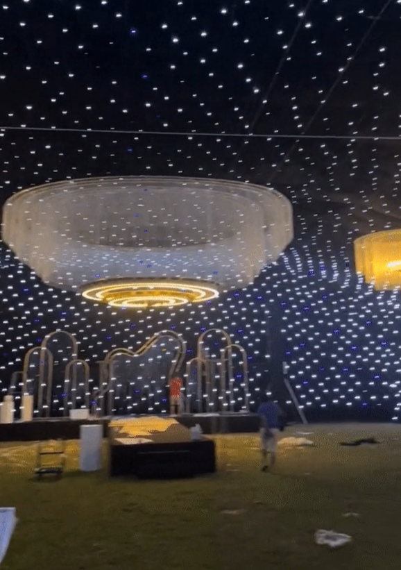 Đoạn video ngắn này đã quay toàn bộ không gian cưới ở Thái Bình của Đoàn Văn Hậu, chủ nhân clip cho biết mọi thứ vẫn chưa hoàn thiện. Chỉ nhìn qua một vòng thôi cũng thấy quy mô này không đùa được đâu.