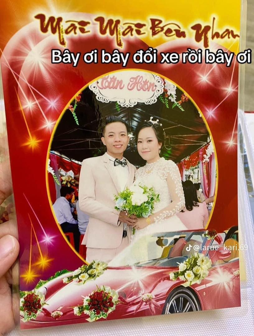 Mặc dù dâu rể còn rất trẻ, trang điểm làm tóc áo quần rất hiện đại nhưng xem qua bộ ảnh này, cư dân mạng không khỏi bật cười vì quá giống ảnh cưới những năm 2000.