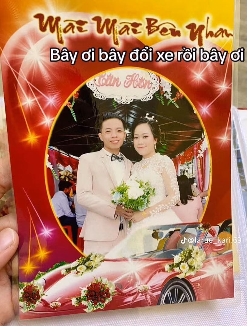 Mặc dù dâu rể còn rất trẻ, trang điểm làm tóc áo quần rất hiện đại nhưng xem qua bộ ảnh này, cư dân mạng không khỏi bật cười vì quá giống ảnh cưới những năm 2000.