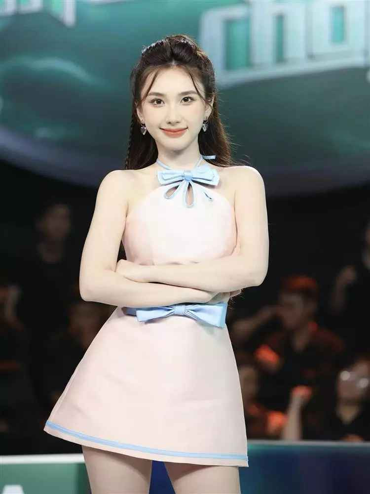 Không chỉ theo dõi Facebook và Instagram, Bùi Tiến Dũng còn tích cực like hầu hết các bài đăng của "người yêu" trên mạng xã hội. Đặc biệt, họ còn bị soi "tay trong tay" xuất hiện ở nhiều địa điểm công cộng.