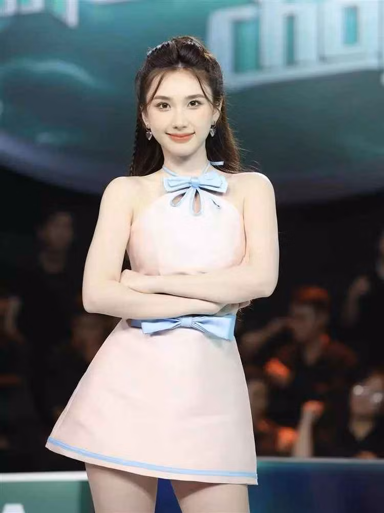 Không chỉ theo dõi Facebook và Instagram, Bùi Tiến Dũng còn tích cực like hầu hết các bài đăng của "người yêu" trên mạng xã hội. Đặc biệt, họ còn bị soi "tay trong tay" xuất hiện ở nhiều địa điểm công cộng.