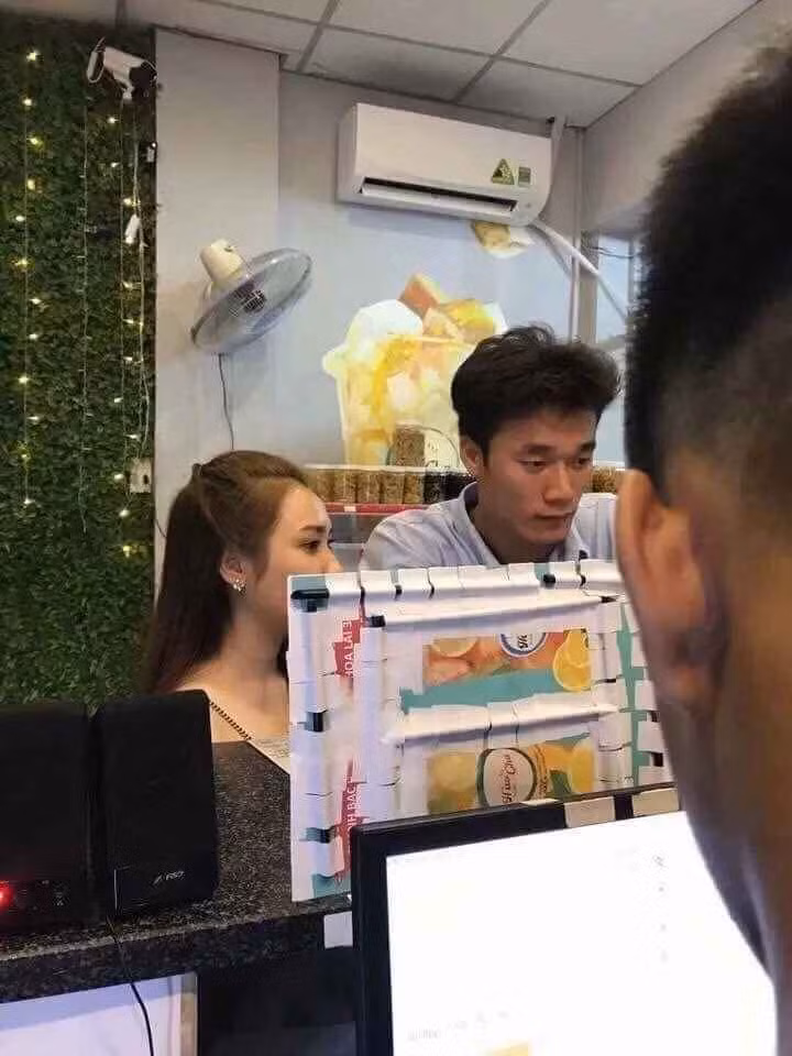 Trước khi kết hôn với mẫu Tây tên Dianka Zakhidova (SN 2000 đến từ Ukraine), thủ môn Bùi Tiến Dũng từng có khoảng thời gian bị đồn hẹn hò với hot girl Thanh Mèo (tên thật Lê Thị Thanh), hiện đang sinh sống tại TP. HCM.