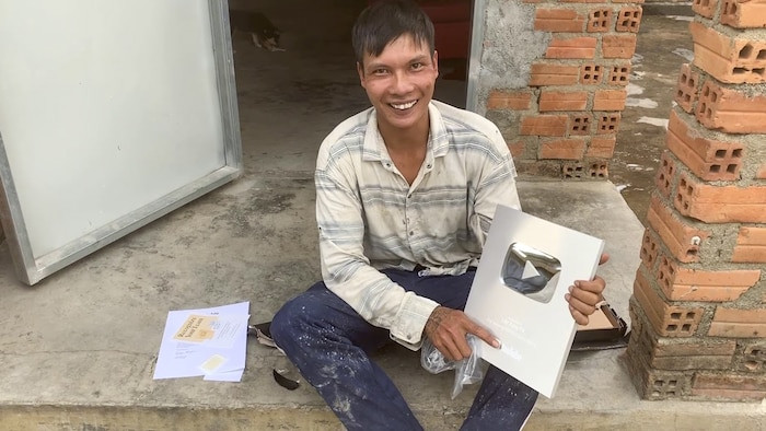 Cũng chính từ việc tạo nên màu sắc cho công việc phụ hồ của mình, Lộc Fuho đã có trong tay chiếc nút bạc Youtube.