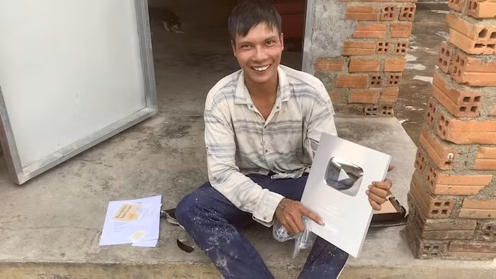 Cũng chính từ việc tạo nên màu sắc cho công việc phụ hồ của mình, Lộc Fuho đã có trong tay chiếc nút bạc Youtube.