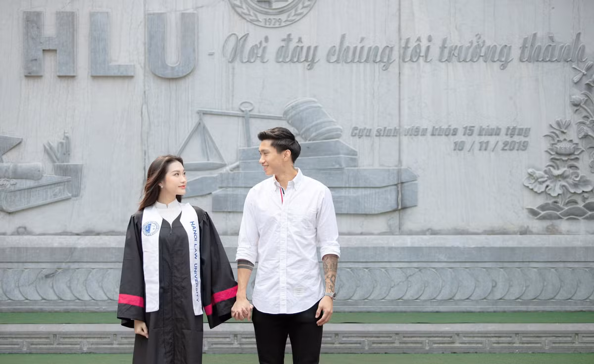 Đoàn Văn Hậu cũng hào hứng tham gia buổi chụp ảnh kỷ yếu của bạn gái và chúc mừng cô nàng sắp hoàn thành 4 năm đại học.