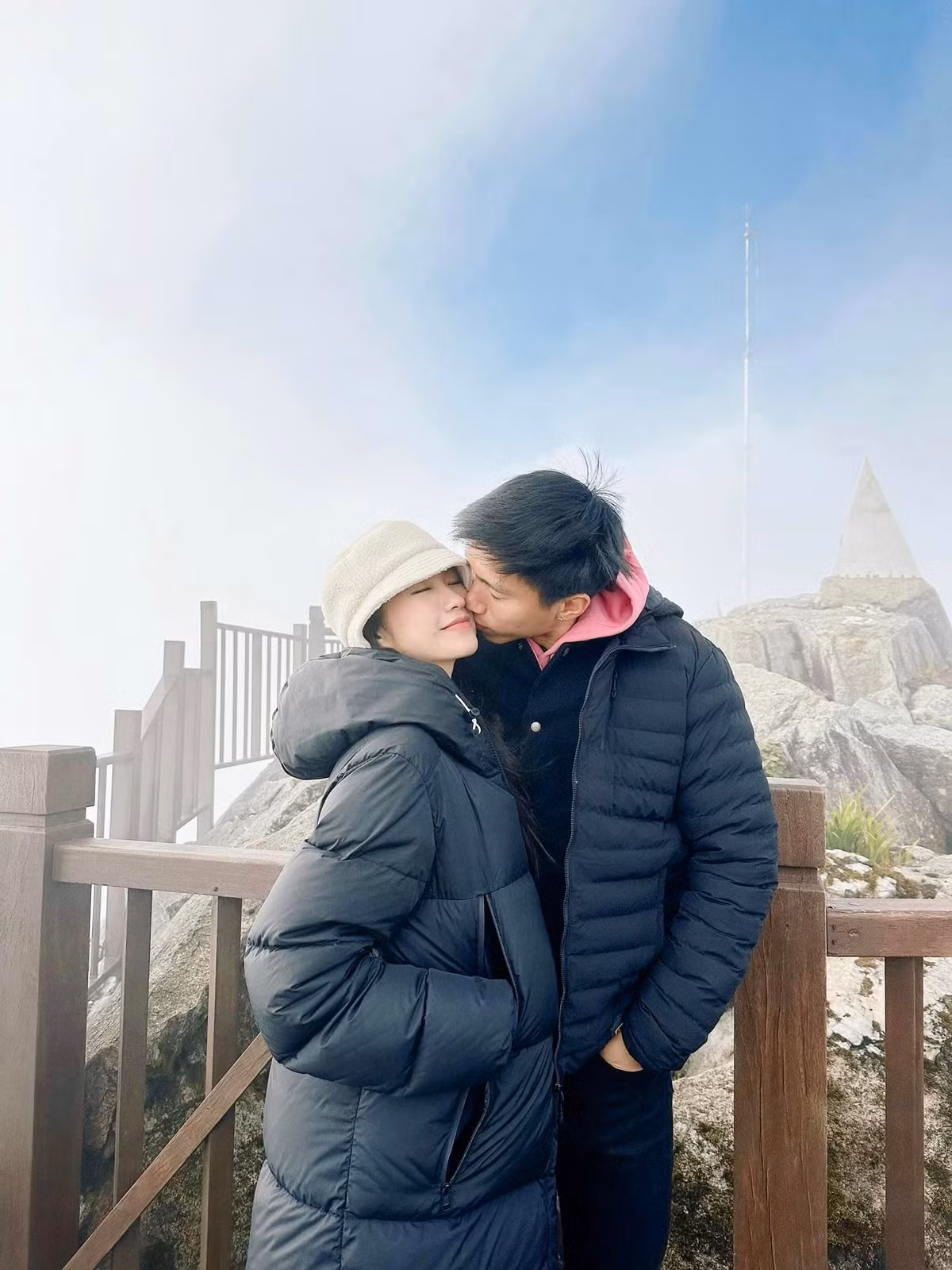 Không chỉ Dung Trần, nhiều cư dân mạng cũng khen Văn Hậu và bạn gái xứng đôi, nhắc cặp đôi mau làm đám cưới.