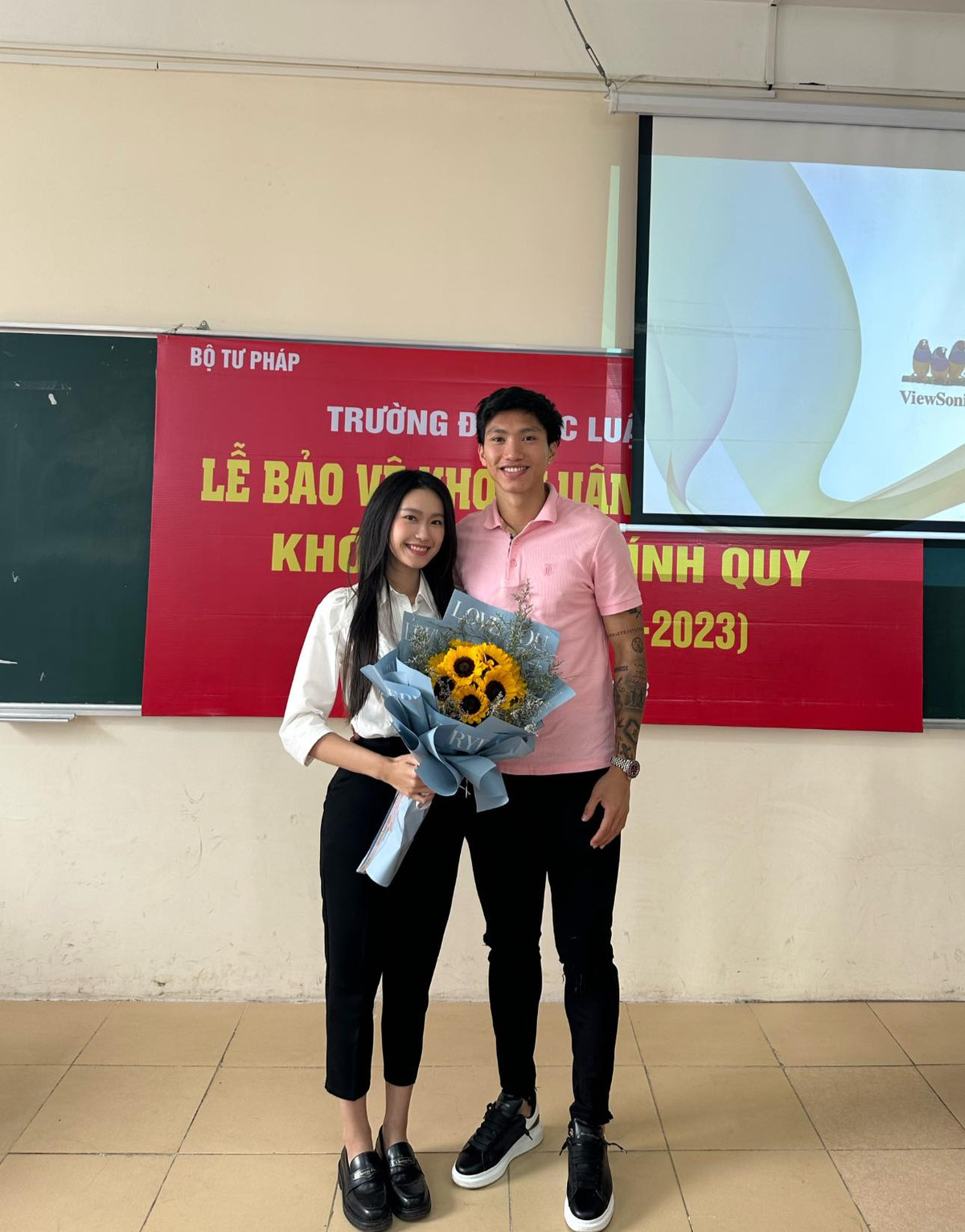 Hình ảnh Văn Hậu xuất hiện trong lễ tốt nghiệp của bạn gái.