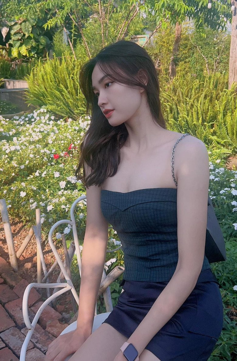 Trên trang cá nhân, Kim Thanh thường khoe khéo làn da mịn màng, bờ vai trần thon thả cùng một tỷ lệ hình thể vô cùng hoàn hảo với đôi chân siêu dài.