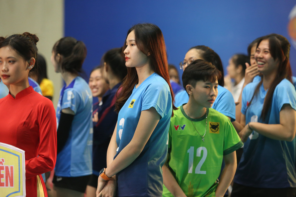 Tuy nhiên mới đây, Kim Thanh bất ngờ thông báo giải nghệ, không tiếp tục theo đuổi sự nghiệp thi đấu bóng chuyền làm công chúng và giới chuyên môn không khỏi tiếc nuối.