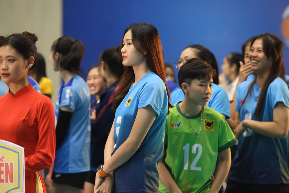 Tuy nhiên mới đây, Kim Thanh bất ngờ thông báo giải nghệ, không tiếp tục theo đuổi sự nghiệp thi đấu bóng chuyền làm công chúng và giới chuyên môn không khỏi tiếc nuối.