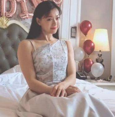 Trên mạng xã hội không thiếu những hình ảnh về các người đẹp cơ bắp như chứng minh cho chuẩn đẹp mới. Đặc biệt hơn cả là về các cô dâu hay phù dâu. Bởi người ta vẫn nghĩ họ cần thướt tha như những nàng công chúa.