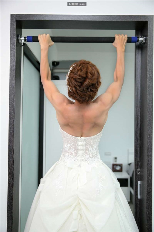 Được biết cô dâu này là người Đài Loan, Trung Quốc. Trong lễ cưới cô đã thực hiện thử thách đu xà đơn một cách dễ dàng.