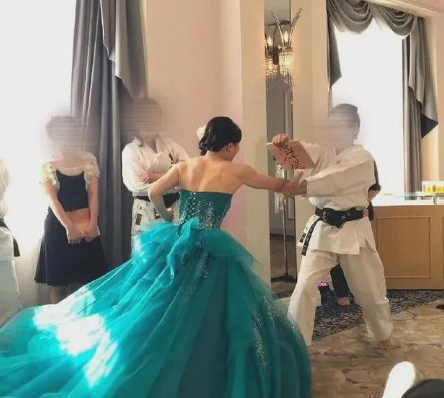 Cô dâu người Nhật Bản này tay không chẻ tấm gỗ trong ngày cưới khiến quan khách không khỏi ngỡ ngàng. Có người khen ngợi, cũng có người mỉa mai cô dâu này sẽ là nỗi sợ của chú rể.