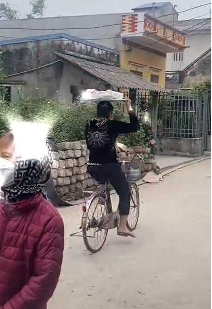 Nhìn có vẻ khá cồng kềnh nhưng trong đoạn clip người phụ nữ trên lại điều khiển xe chắc chắn và khá thành thạo.