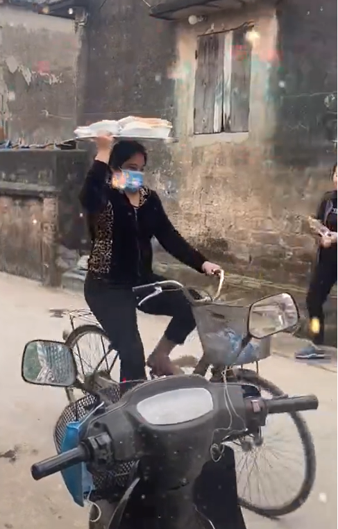 Điển hình như mới đây, đoạn clip ghi lại cảnh một người phụ nữ một tay điều khiển xe đạp, tay còn lại giữ chiếc mâm siêu nhiều đồ ăn trên đầu làm netizen chú ý.