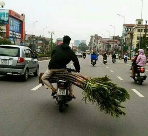 Trước đó trên một số diễn đàn mạng, nhiều thành viên đăng tải nhiều hình ảnh về những shipper chở hàng siêu cồng kềnh, quá khổ khiến người xem rợn người.