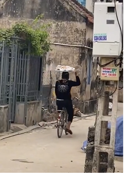 Nhiều cư dân mạng gọi cô là "người giao hàng thời vụ", bởi thật ra cô không làm nghề này.