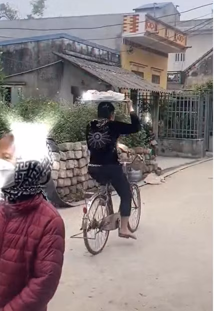 Nhìn có vẻ khá cồng kềnh nhưng trong đoạn clip người phụ nữ trên lại điều khiển xe chắc chắn và khá thành thạo.