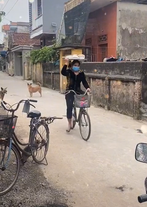 Tuy nhiên, có một điều rất thú vị là, có những "shipper thời vụ" có phong cách giao hàng vô cùng độc, lạ mà không phải ai cũng từng được chứng kiến.