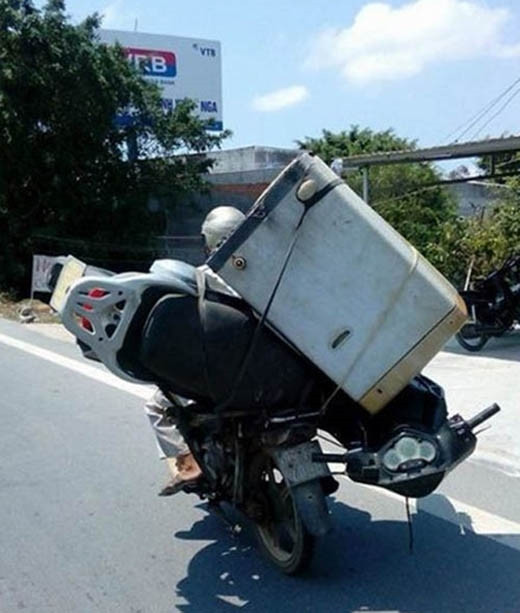 Những hình ảnh này được cư dân mạng gọi bằng cái tên hay ho đó là "làm xiếc" ngoài đường.