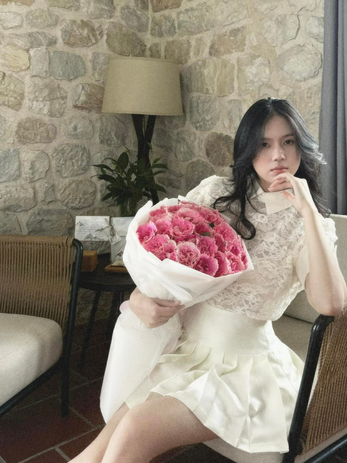 Nàng hot girl Tuyên Quang có phong cách thanh lịch, nhẹ nhàng, không chạy theo xu hướng mà luôn giữ cho mình một hình ảnh tinh tế, gần gũi.