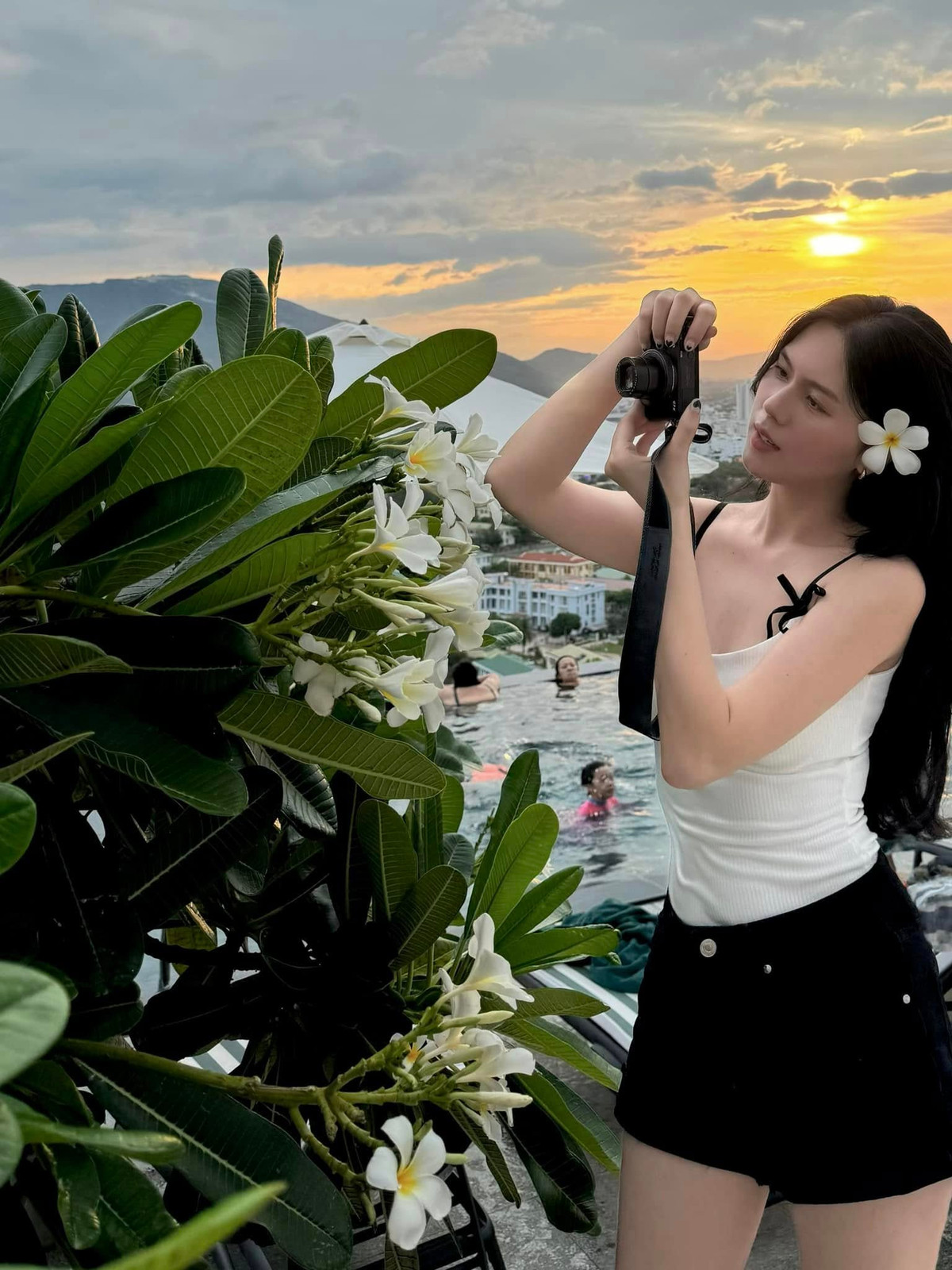 Ngô Tố Uyên và chồng cũng thường xuyên làm từ thiện, giúp đỡ những người có hoàn cảnh khó khăn. Thời điểm miền Bắc chịu ảnh hưởng của bão Yagi, hai vợ chồng ủng hộ tiền bạc, công sức, hỗ trợ cho nhiều gia đình khắc phục hậu quả.