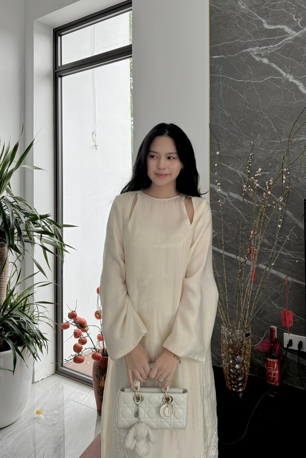 Dù không chia sẻ quá nhiều về gia đình những những hình ảnh hạnh phúc mà Ngô Tố Uyên đăng tải về gia đình nhỏ đủ cho người hâm mộ thấy một cuộc hôn nhân hạnh phúc.