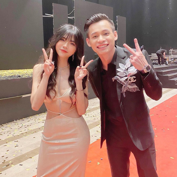 Từ những bức hình trên Instagram đến trang phục livestream hàng ngày, Mai Dora đều luôn ưa chuộng show triệt để đường cong sexy của mình.