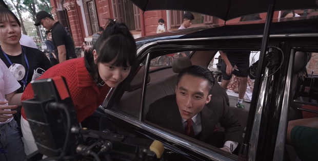 Hải Tú và Sơn Tùng M-TP cùng xem một phân cảnh khi thực hiện MV Chúng Ta Của Hiện Tại.