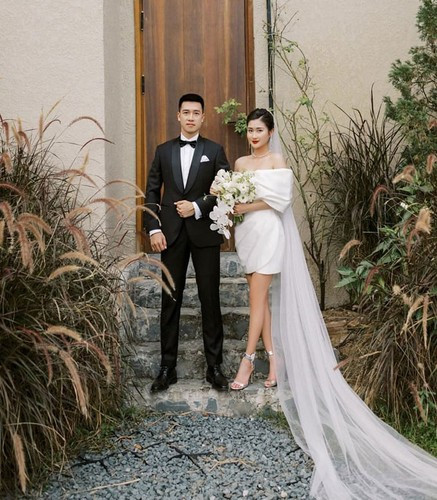 Ngoài việc tặng vợ xế sang gần 2 tỷ, Huy Hùng cũng không quên “ting ting” cho vợ tiền trước khi cùng Viettel bay vào Vinh chuẩn bị cho trận ra quân V.League 2023/24 gặp SLNA.