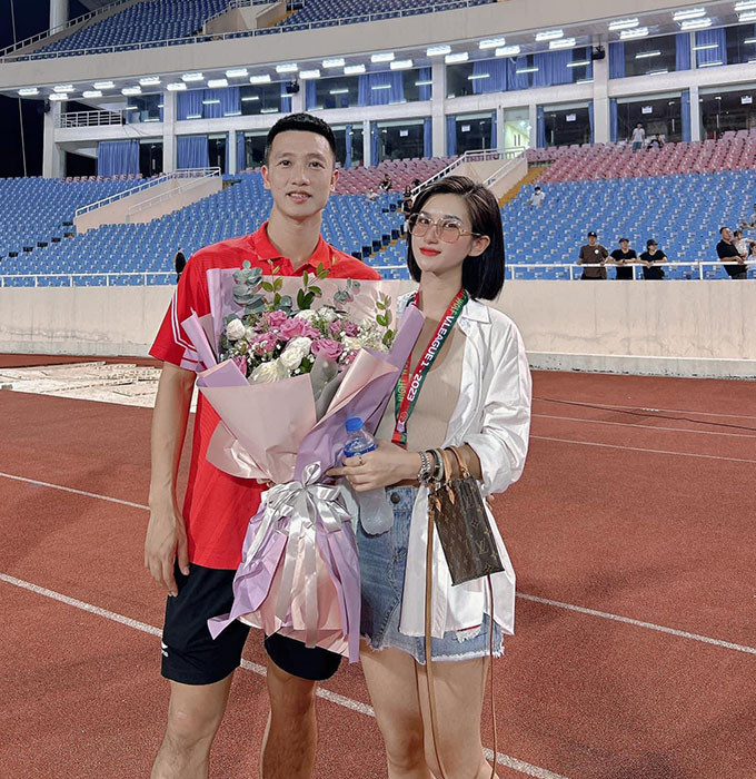 “Sáng ra anh Nguyễn Huy Hùng thơm má rồi bảo “đấyyy... 20/10 của em đấy... anh đi Nghệ An kiếm tiền đây. Người đàn ông của em cứ hành động nhiều... nói ít vậy thôi”, bà xã của Huy Hùng “flex” món quà đặc biệt được chồng tặng vào ngày phụ nữ Việt Nam.