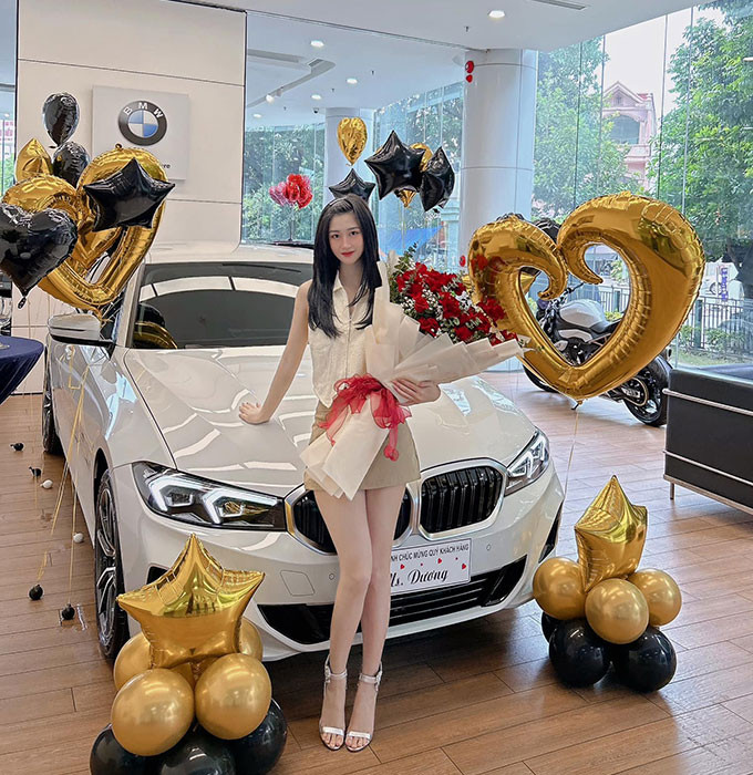 Trên trang Facebook cá nhân, bà xã hot girl của cựu tiền vệ tuyển Việt Nam khoe được ông xã tặng cho chiếc xế sang BMW đời mới nhất có giá trị gần 2 tỷ đồng.