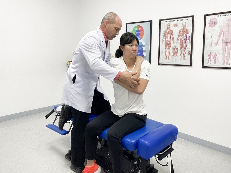 Trở thành thầy của các em nhỏ lại vẫn có thể thỏa mãn niềm đam mê bơi lội, Ánh Viên dường như hạnh phúc hơn, cười nhiều hơn.