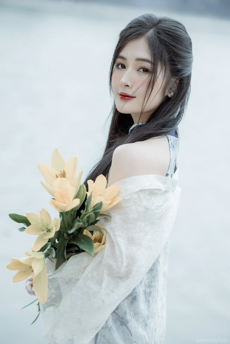 Theo đó, nữ TikToker đã thể hiện nét đẹp truyền thống của phụ nữ Việt Nam trong bộ áo dài được cách điệu đầy bắt mắt.