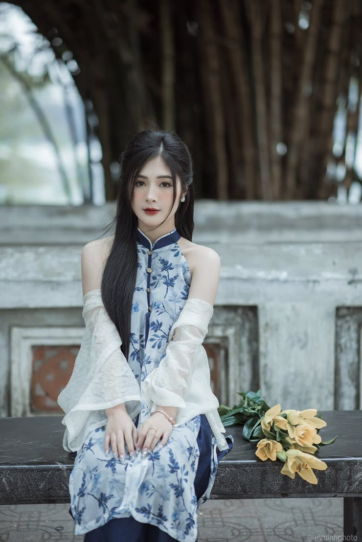 Đặc biệt, bộ ảnh xuân được làm nổi bật bởi nhan sắc xinh đẹp của Quỳnh Alee, với sống mũi cao, đôi mắt to tròn và khuôn miệng mỉm cười không có chỗ chê.